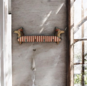 Hakenleiste mit winterlichen Dackelmotiv